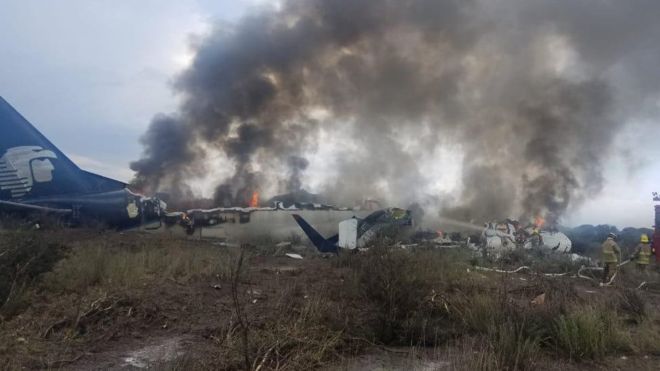 «El milagro de Durango»: cómo lograron sobrevivir las 103 personas que iban a bordo del avión AM2431 accidentado en México