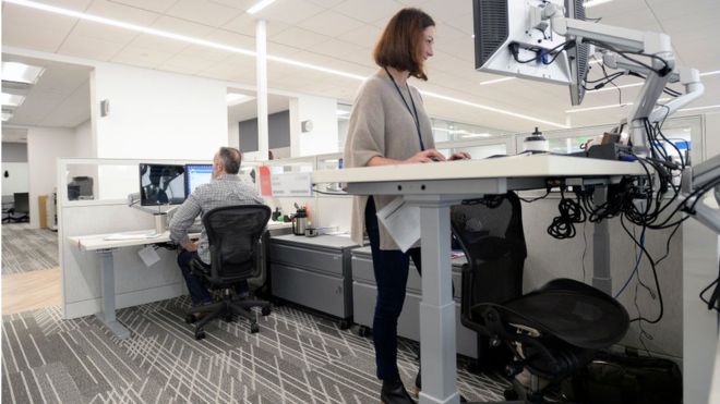¿Qué beneficios tienen realmente los escritorios que te permiten trabajar de pie?