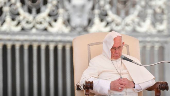 Cuáles son las dos «batallas» que enfrenta el papa Francisco en medio de una de las mayores crisis de la Iglesia católica moderna