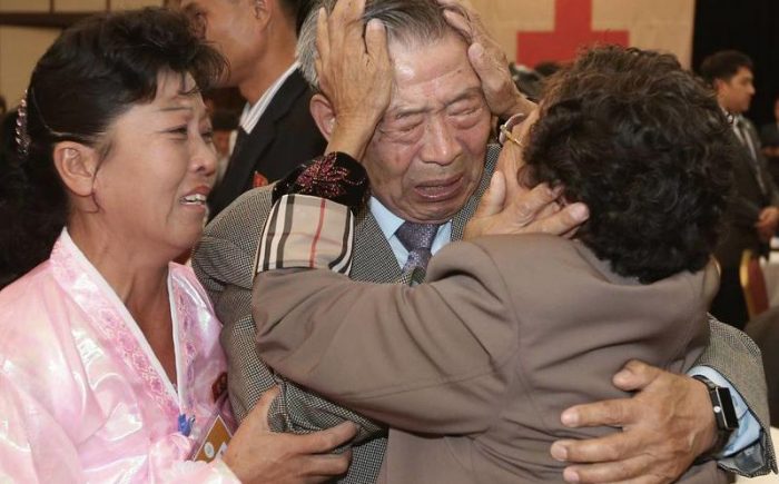 Familias de las dos Coreas se reúnen 65 años después y en plena distensión