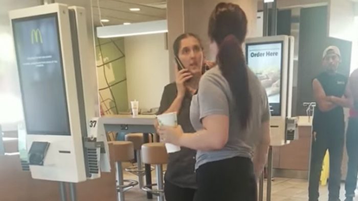 Trabajadora de McDonald’s arroja su teléfono a la cara de una clienta que la escupió