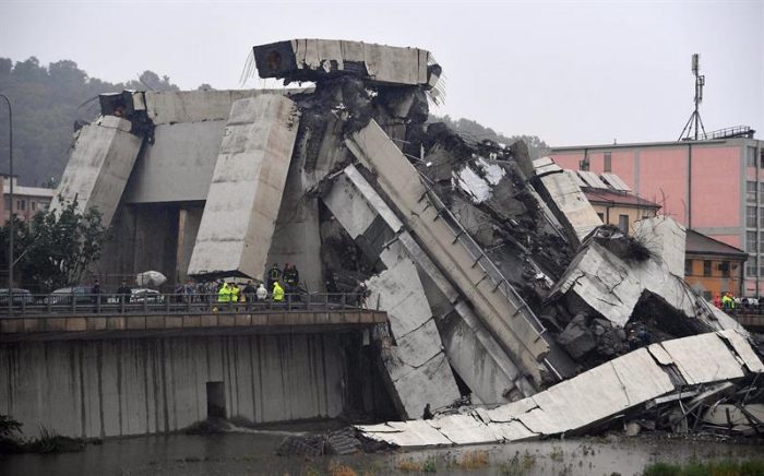 Una treintena de personas han muerto tras el derrumbe de un puente en Génova