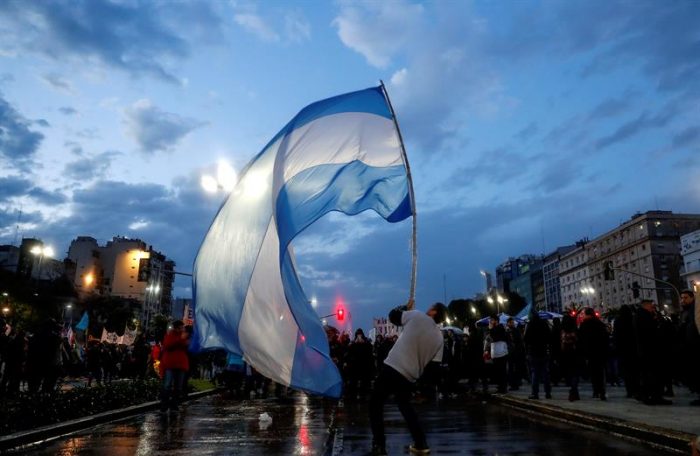 Análisis: El gobierno argentino cometió errores graves, pero no hay riesgo de repetir la crisis de 2001