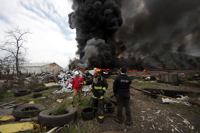 Nube tóxica cubre Santiago por quema de neumáticos en Maipú