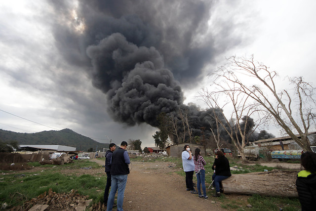 Mega incendio de neumáticos en Maipú: Evacuan colegios por ola de humo