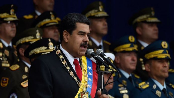 Nicolás Maduro es evacuado durante un acto oficial debido a una fuerte explosión