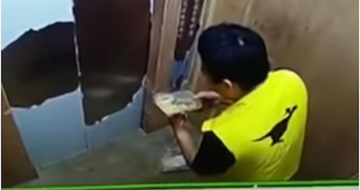 Con las manos en la masa: despiden a repartidor chino que se comió la comida que debía entregar a domicilio