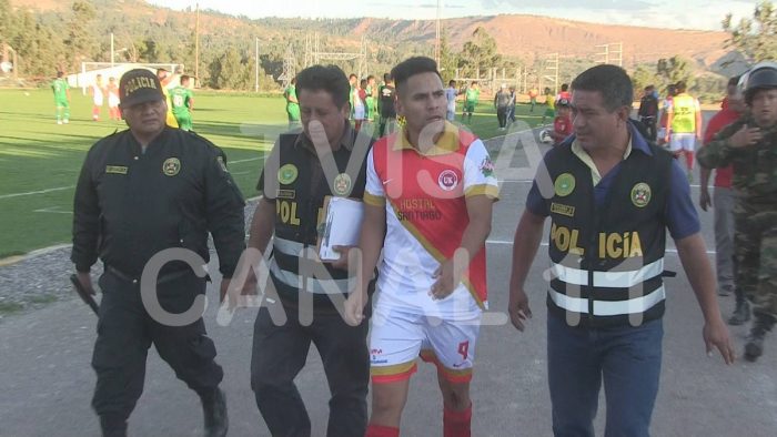 Insólito: Policía peruana interrumpe un partido para llevarse detenido a un jugador por suplantación de identidad