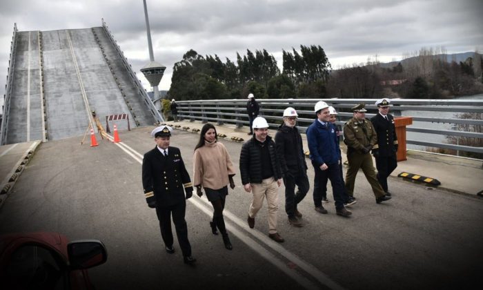 Vecinos de Valdivia se preparan para cruzar por primera vez el Puente Cau Cau tras ser inaugurado de manera «provisoria»