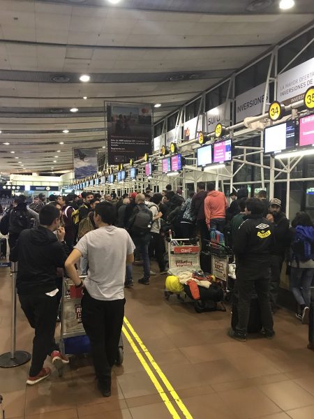 Hinchas de Colo Colo permanecen varados en Aeropuerto de Santiago