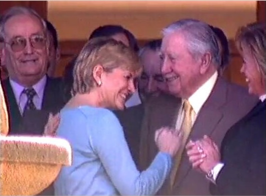«Bachelet corre a abrazar a Fidel Castro»: la crítica de Matthei que le terminó jugando en contra