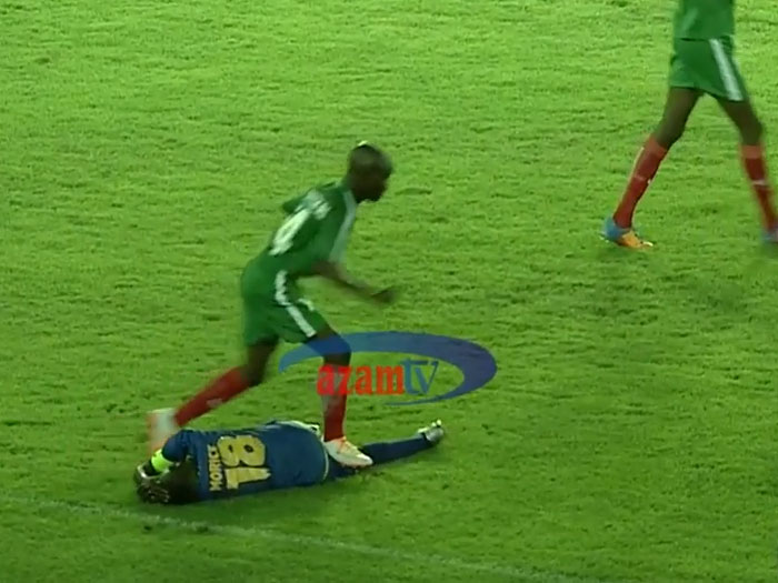 «La mejor falta de la historia»: la brutal patada en el fútbol africano que causa revuelo en las redes sociales