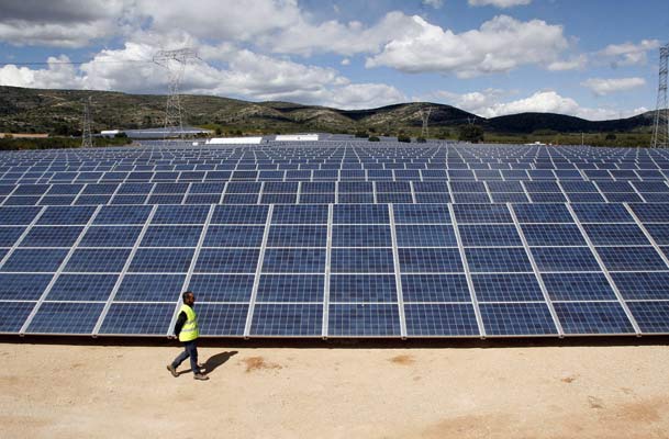 Pelea al rojo con la ministra Jiménez: empresas solares acusan que se han trabado cientos de millones en inversión