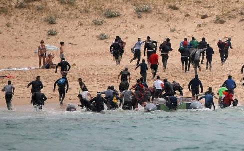 50 inmigrantes desembarcan en una playa europea y así son recibidos