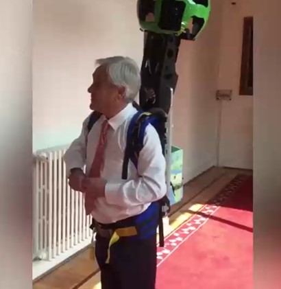 Sebastián Piñera usa la mochila de Google Street View y recibe cientos de comentarios