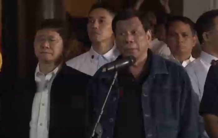 Presidente Duterte amenaza cara a cara a un centenar de policías corruptos con matarlos