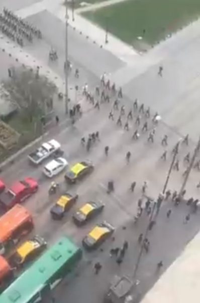 Bomberos con las sirenas prendidas detenidos por un desfile de Carabineros