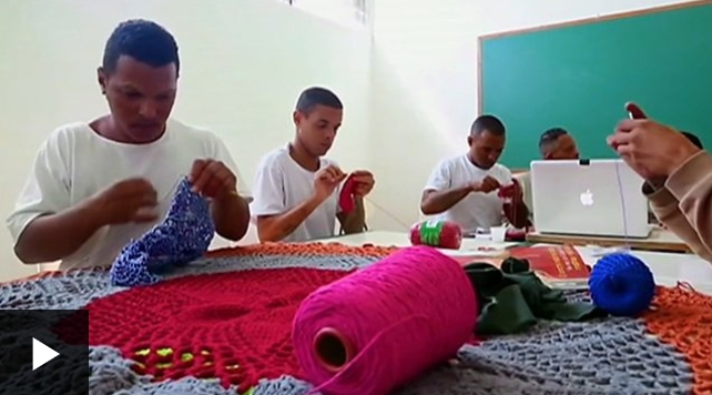 Los presos brasileños que tejen crochet entre rejas
