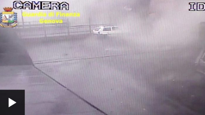 Colapso en Génova: el nuevo video de una cámara de seguridad que muestra el momento del desplome del puente Morandi