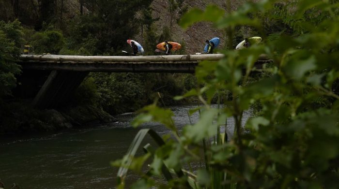 «La otra Cordillera»: el filme de kayakistas que denuncia cómo el modelo forestal destruyó el sur de Chile