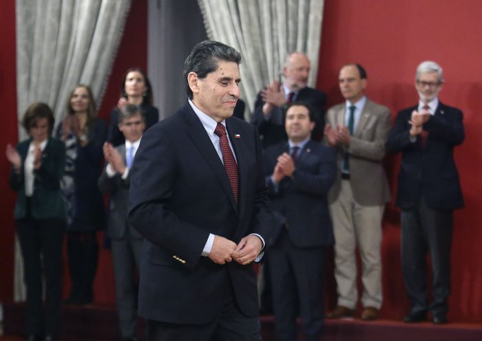 Carlos Peña barre con el ministro Rojas tras sus polémicos dichos: “Comete errores indignos del cargo”