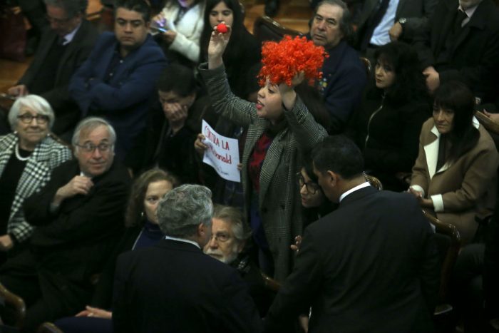Funan a Piñera con peluca y nariz de payaso en la Universidad de Chile