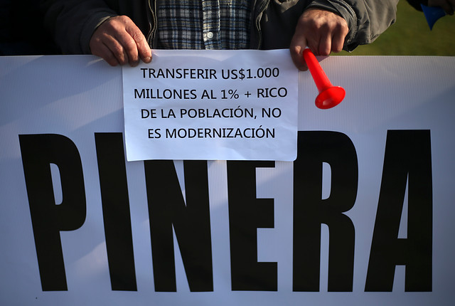 Trabajadores en paro del SII califican de «nefasta» la reforma tributaria y ministro Larraín sale a defenderla