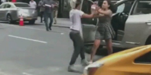 Poca paciencia: taxista agrede a una pareja que peleaba en la calle porque le cortaron el paso de su vehículo