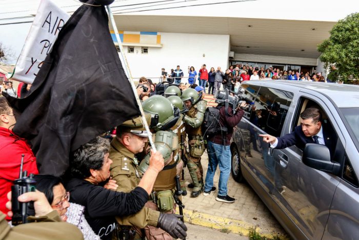 La fallida visita de Piñera a la «Zona de Sacrificio»: manifestantes lo recibieron con furiosas protestas
