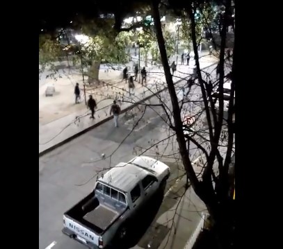 Turba destruye dos locales en Santiago Centro