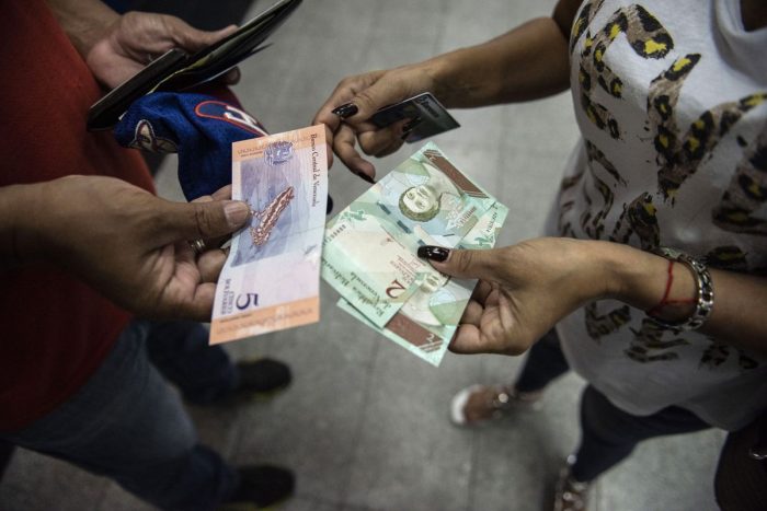 Venezolanos lidian con desconcertante plan económico de Maduro