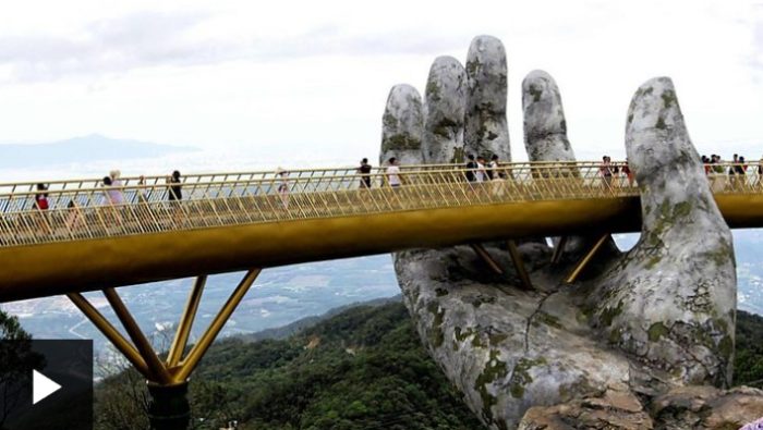 Vietnam: el espectacular puente que te permite pasear entre dos gigantescas «manos de un dios»