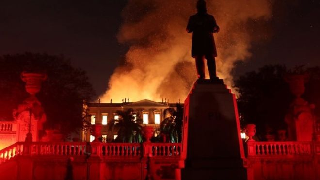 Un incendio de grandes proporciones devora el Museo Nacional de Brasil en Río, uno de los más grandes de América Latina
