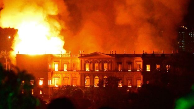 Museo Nacional de Brasil en Río de Janeiro: los investigadores que entraron en pleno incendio para rescatar artefactos «insustituibles»