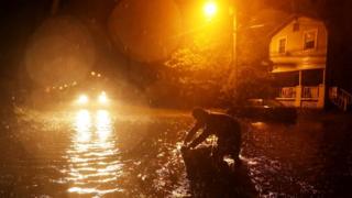 El temido huracán Florence comienza a golpear la costa este de Estados Unidos como ciclón de categoría 1