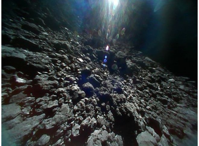 Las nuevas imágenes de Ryugu, el inusual asteroide al que llegó la sonda japonesa Hayabusa 2
