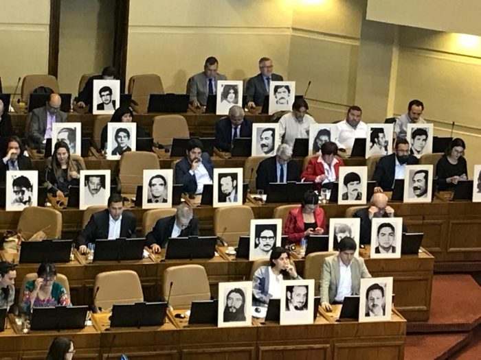 Con fotos de detenidos desaparecidos, los diputados siguen el debate de la acusación constitucional
