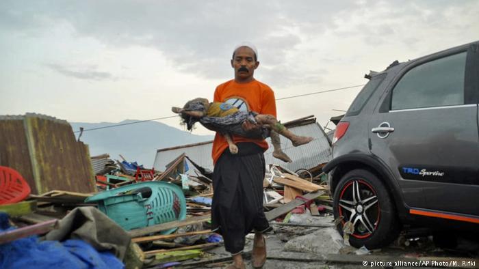 Al menos 384 muertos por terremoto y el tsunami en Indonesia