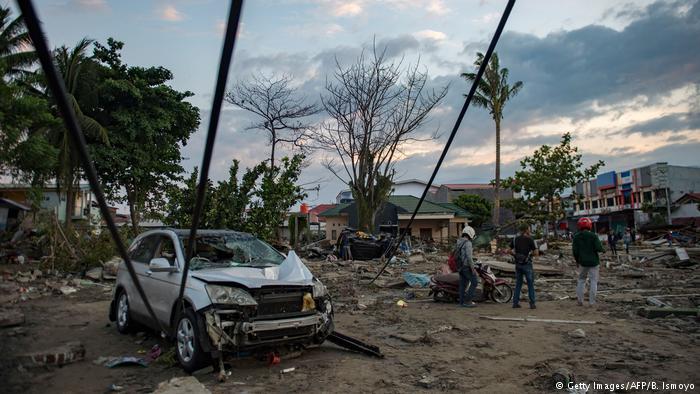 Aumentan a 832 los muertos por los terremotos y el tsunami en Indonesia