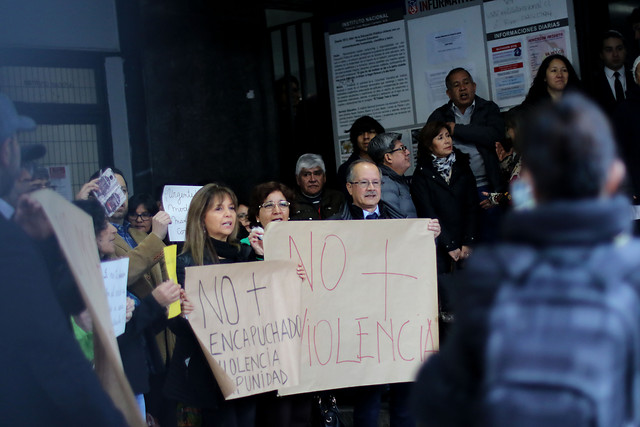 Profesores del Instituto Nacional protestan tras ser rociados con bencina