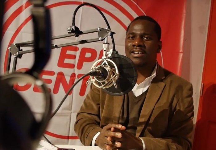 Yvenet Dorsainvil, conductor de la primera radio para haitianos: «Buscamos que el haitiano se adapte a Chile pero hoy tiene miedo»