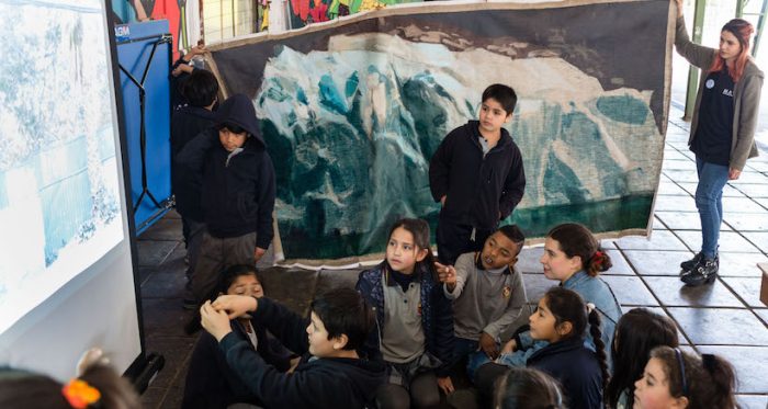 Obras de arte contemporáneo chileno salen del museo para ir a visitar colegios