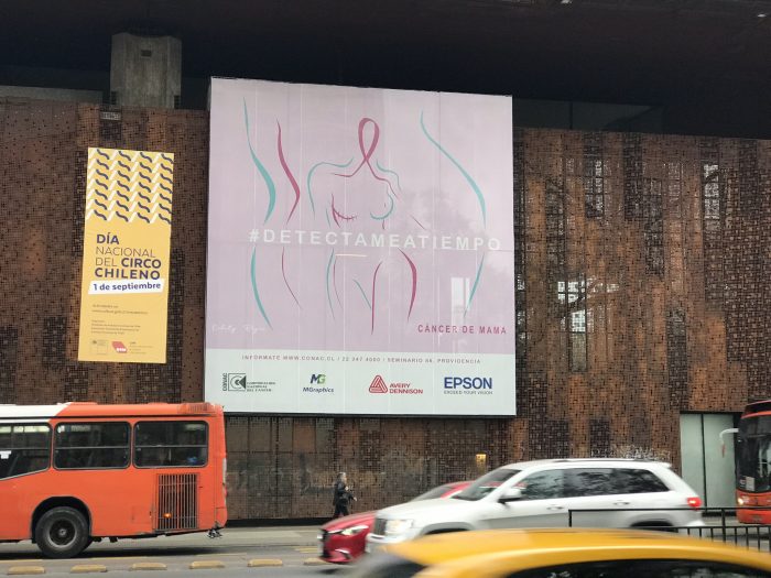 Afiche gigante para prevenir el Cáncer de Mama en el GAM