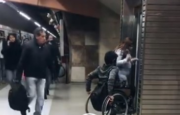 Metro de Santiago: Transeúntes se suben al ascensor y dejan a la única persona en silla de ruedas fuera