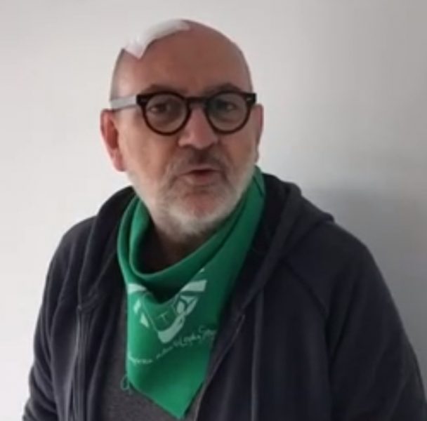 Luis Gnecco se pone el pañuelo verde en el día global por aborto libre, legal, seguro y gratuito