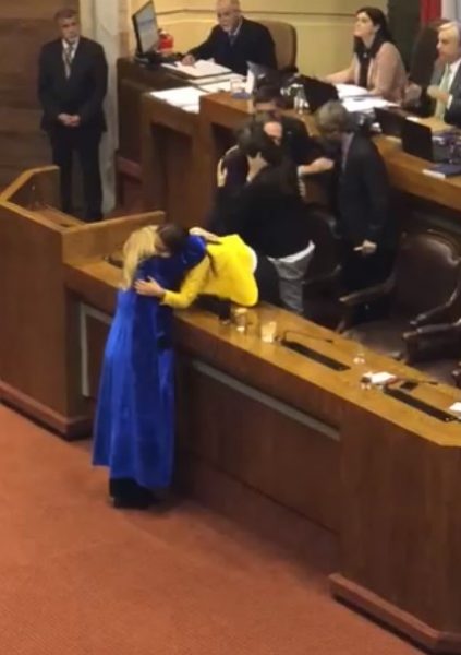 El intenso abrazo entre Pamela Jiles y Cecilia Pérez tras la histórica aprobación de LIG