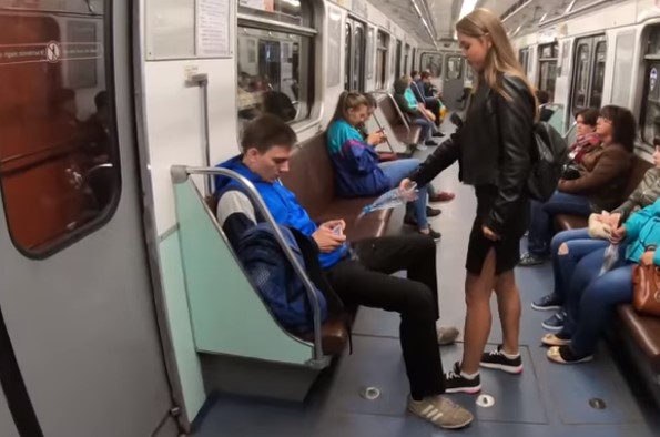 Ella le lanza cloro a hombres sentados con las piernas abiertas en el metro