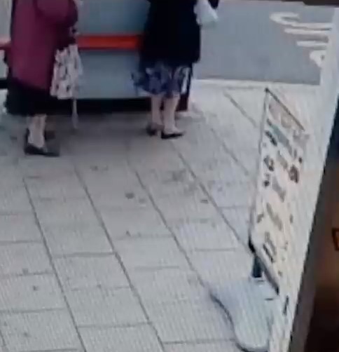 Este hombre en silla de ruedas atropelló a dos ancianas en un paradero