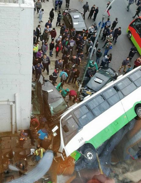 Valparaíso: Así fue el volcamiento y posterior colisión de un microbús que dejó varios lesionados