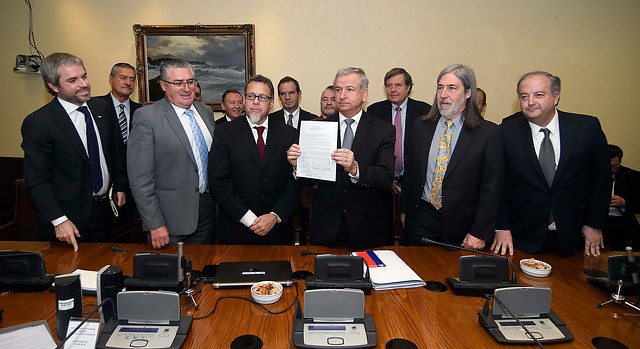 Por fin se pusieron de acuerdo: Oposición y Gobierno firman protocolo para aprobar salario mínimo